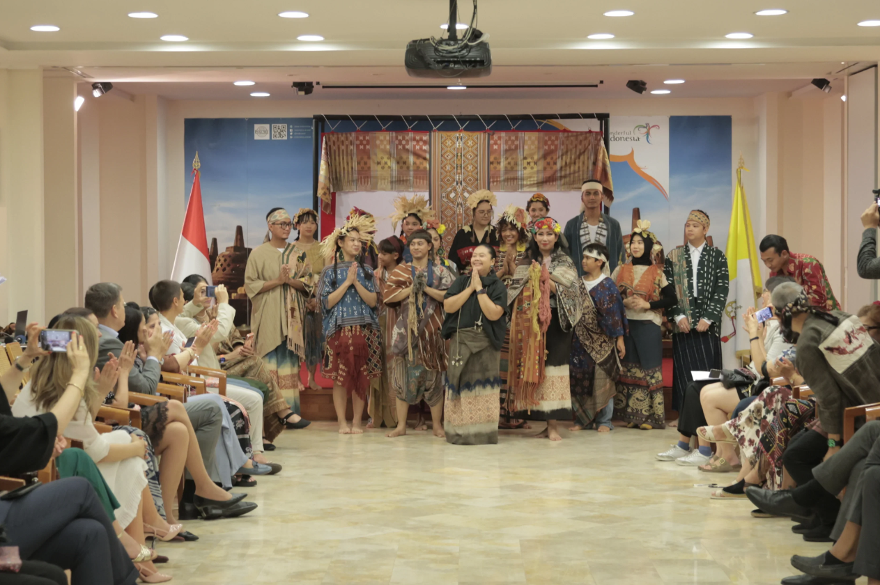Rome Showcases Eco-Friendly Wastra Nusantara Fashion
